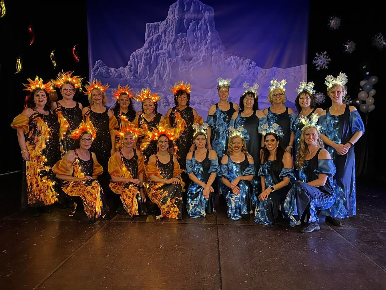 Als Feuer und Eis begrüßten die Hüthumerinnen das Publikum. Foto: privat