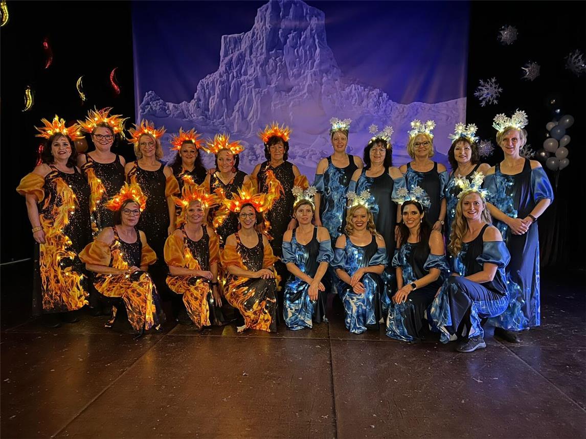 Als Feuer und Eis begrüßten die Hüthumerinnen das Publikum. Foto: privat