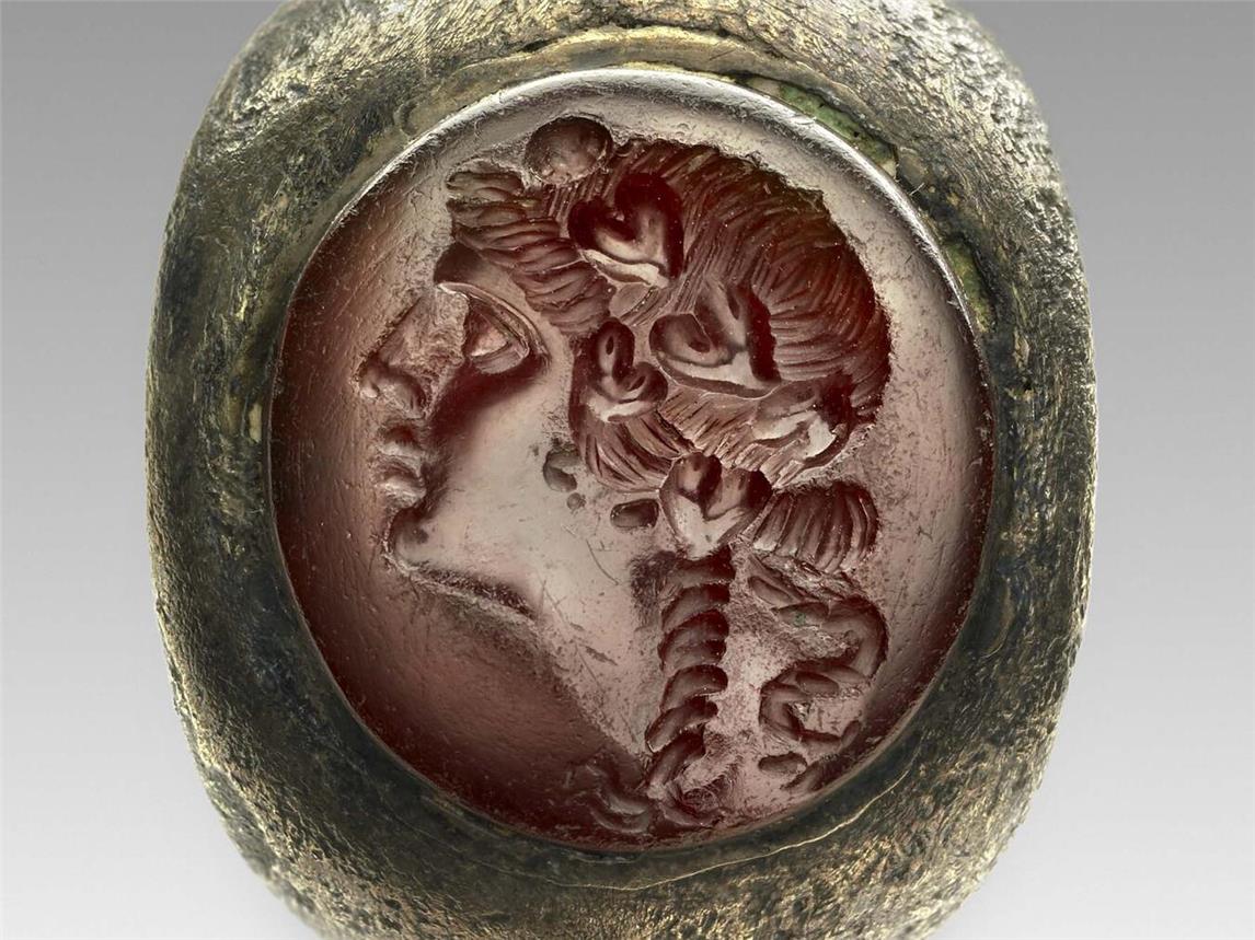 Als Fingerring gefasste Gemme aus Karneol mit Bacchus-Motiv. Foto: Axel Thünker DGPh