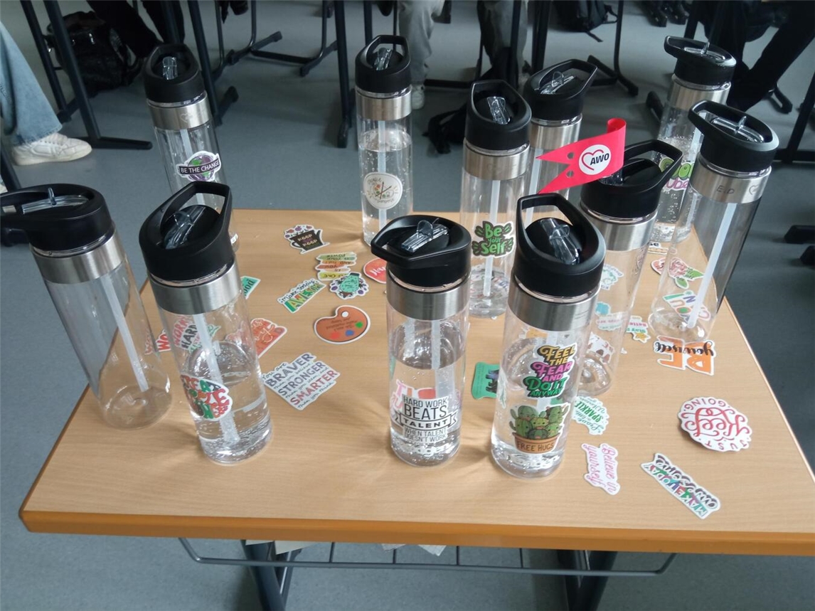 Als Give-Aways gab es Trinkflaschen und Aufkleber. Foto: Awo