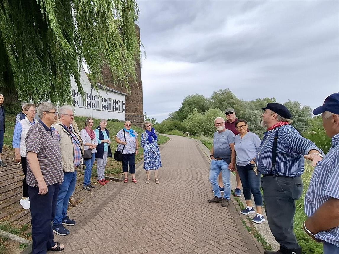 Als Hein vom Rhein führte der Ressa-Vorsitzende Heinz Wellmann einzelne Gruppen zu den Schönheiten der Rheinpromenade und auf die Fähre. Foto: Ressa