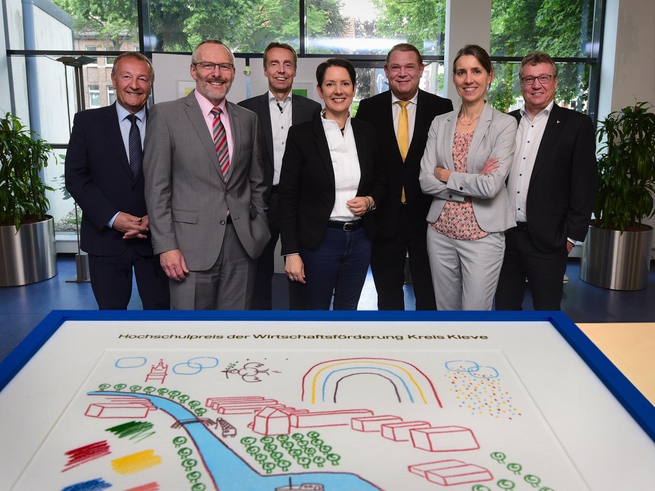 Als Juroren haben sie über die aktuellen Hochschulpreis-Träger entschieden: Johannes Janhsen, Vorstand der Volksbank an der Niers eG, Dr. Petra Radtke, Leitung Stabsstelle des Präsidiums der Hochschule Rhein-Waal, Frank Ruffing, Vorstand der Volksbank Kleverland eG, Landrätin Silke Gorißen, Wilfried Röth, Vorstand der Sparkasse Rhein-Maas, Markus Kirschbaum, Vorstand der Sparkasse Krefeld, und Hans-Josef Kuypers, Geschäftsführer der Wirtschaftsförderung Kreis Kleve (v.r.n.l.). Foto: mvo