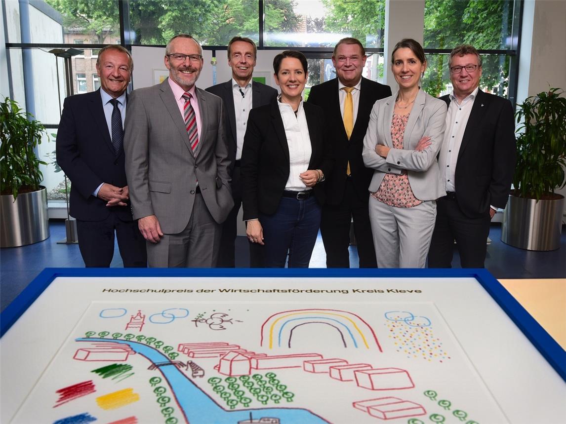 Als Juroren haben sie über die aktuellen Hochschulpreis-Träger entschieden: Johannes Janhsen, Vorstand der Volksbank an der Niers eG, Dr. Petra Radtke, Leitung Stabsstelle des Präsidiums der Hochschule Rhein-Waal, Frank Ruffing, Vorstand der Volksbank Kleverland eG, Landrätin Silke Gorißen, Wilfried Röth, Vorstand der Sparkasse Rhein-Maas, Markus Kirschbaum, Vorstand der Sparkasse Krefeld, und Hans-Josef Kuypers, Geschäftsführer der Wirtschaftsförderung Kreis Kleve (v.r.n.l.). Foto: mvo