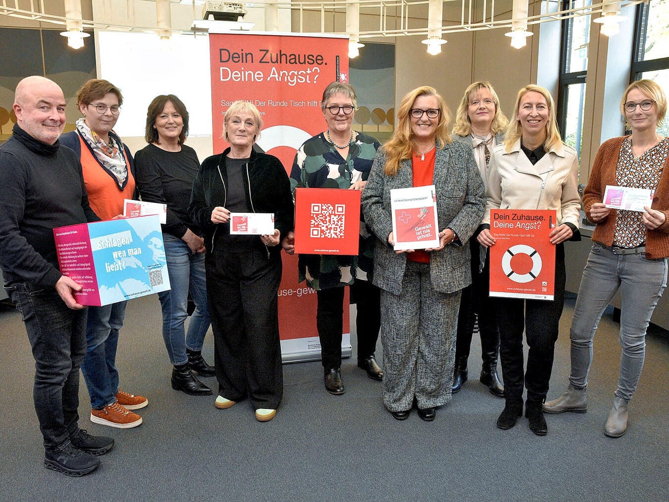 Als kommunale Vertreter des Runden Tisches im Kreis Kleve, setzen sie sich die Gleichstellungsbeauftragten für eine Zukunft ohne Gewalt ein. NN-Foto: Rüdiger Dehnen