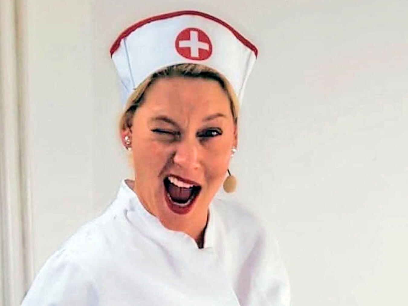 "Krankenschwester Julia Wittkämper lächelnd, untersucht Vrouwenpoortler und Gocher humorvoll; Porträtfoto, privat"