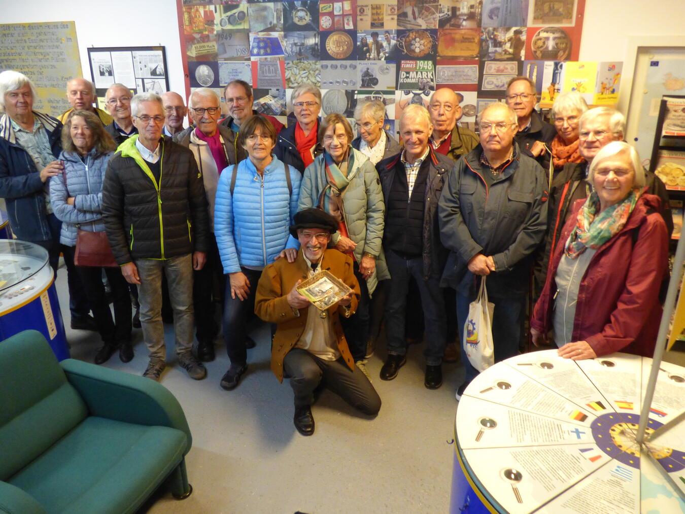 Als Münzer gewandet wusste Norbert Müller die Gruppe aktiv in den Prägeprozess des Xantener Denars einzubeziehen. Foto: Seniorenunion