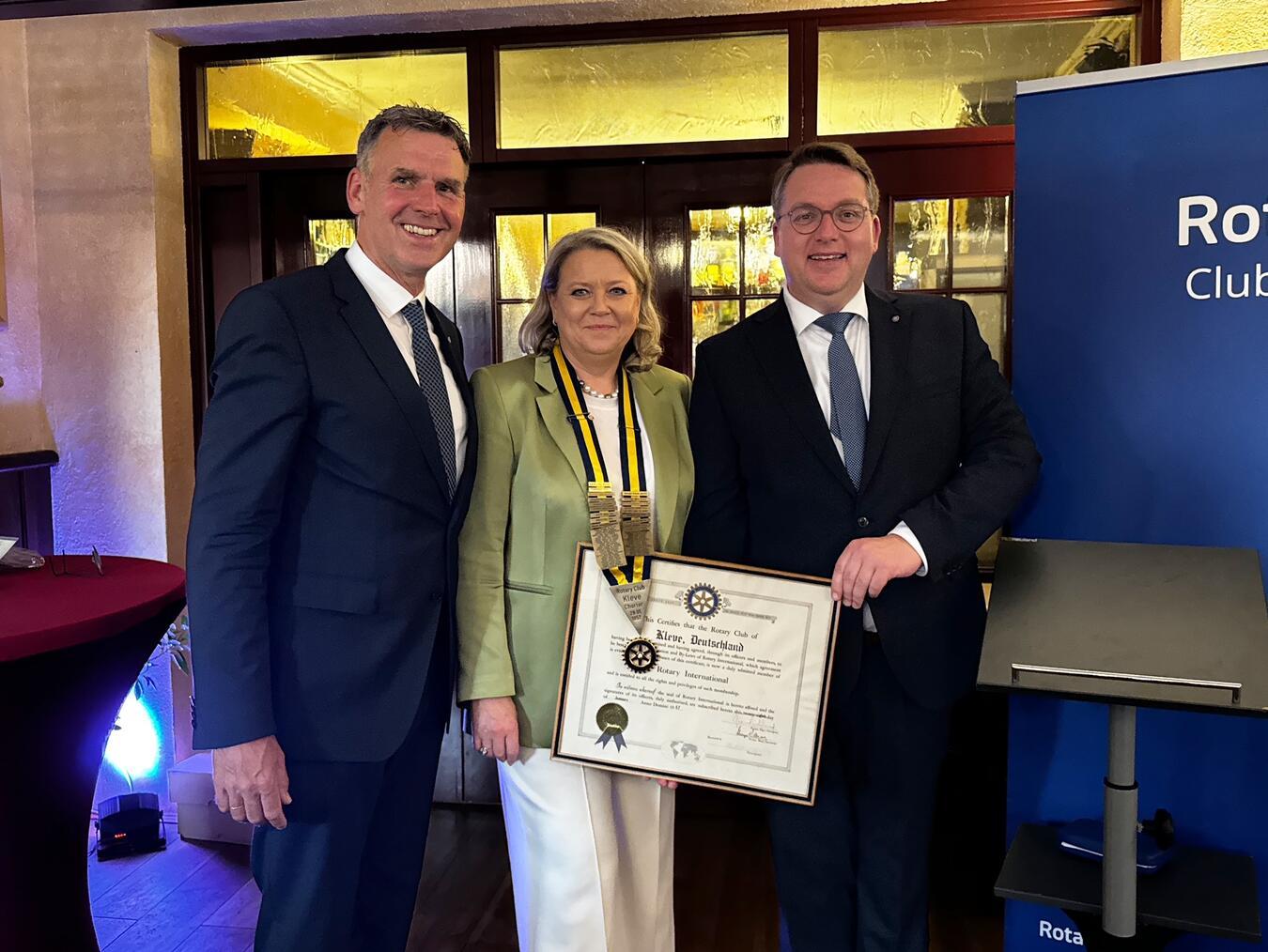 Als Past-Präsident vollzog Johannes Hövelmann (l.) die Ämterübergabe im Nierswalder Landhaus. Nachfolgerin von Christian Schulte (r.) und damit erste Präsidentin der Klever Rotarier ist Katharina Prinz (M.) aus Goch. Foto: Janusz Grünspek