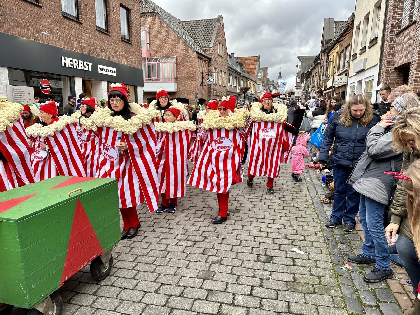 Als Popcorn-Tüten ging 2024 diese Fußgruppe.