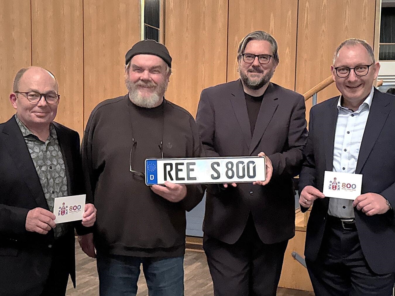 Rees: Die Stadtjubiläen im Fokus Als Schauspieler unterstützten Ernst August Voß (l.), Heinz Wellmann und Bürgermeister Sebastian Hense (r.) den Referenten Michael Scholten beim Vortragsabend. Foto: Ressa/Dirk Kleinwegen