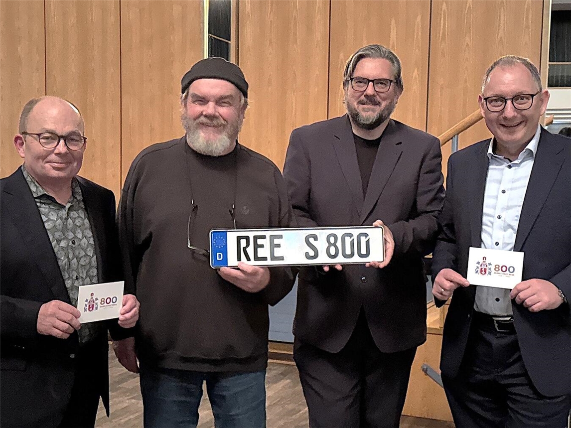 Rees: Die Stadtjubiläen im Fokus Als Schauspieler unterstützten Ernst August Voß (l.), Heinz Wellmann und Bürgermeister Sebastian Hense (r.) den Referenten Michael Scholten beim Vortragsabend. Foto: Ressa/Dirk Kleinwegen