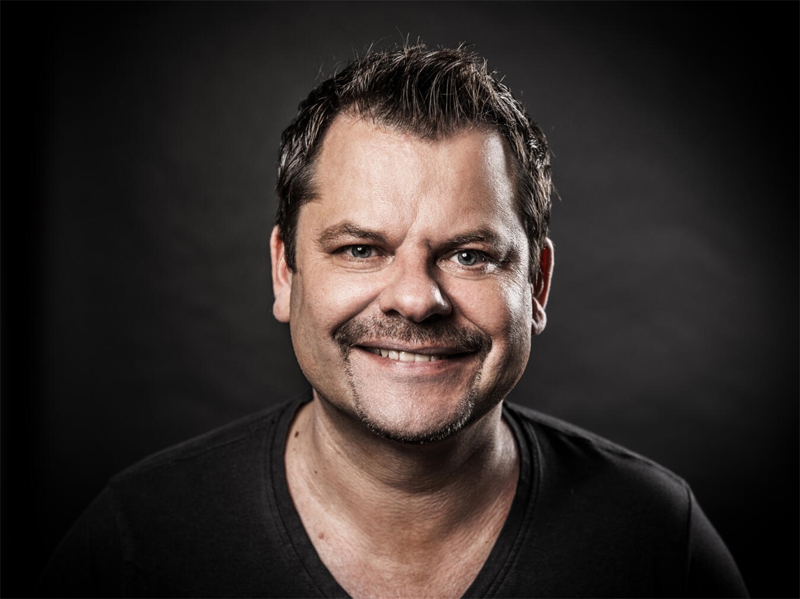 "Ingo Appelt bei Auftritt in Viller Mühle, humorvoll und direkt, Comedian auf Bühne, Foto von Leslie Barabasch"