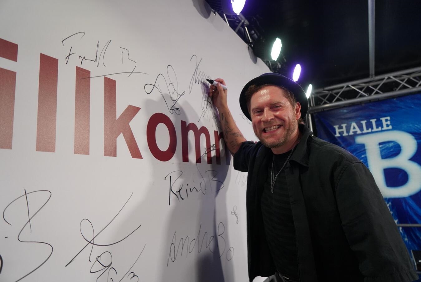 Johannes Oerding als Überraschungsgast beim Sommerfest "Johannes Oerding überrascht Gäste beim Manten-AG Sommerfest-Jubiläum, live-Auftritt, NN-Foto von Gerhard Seybert"