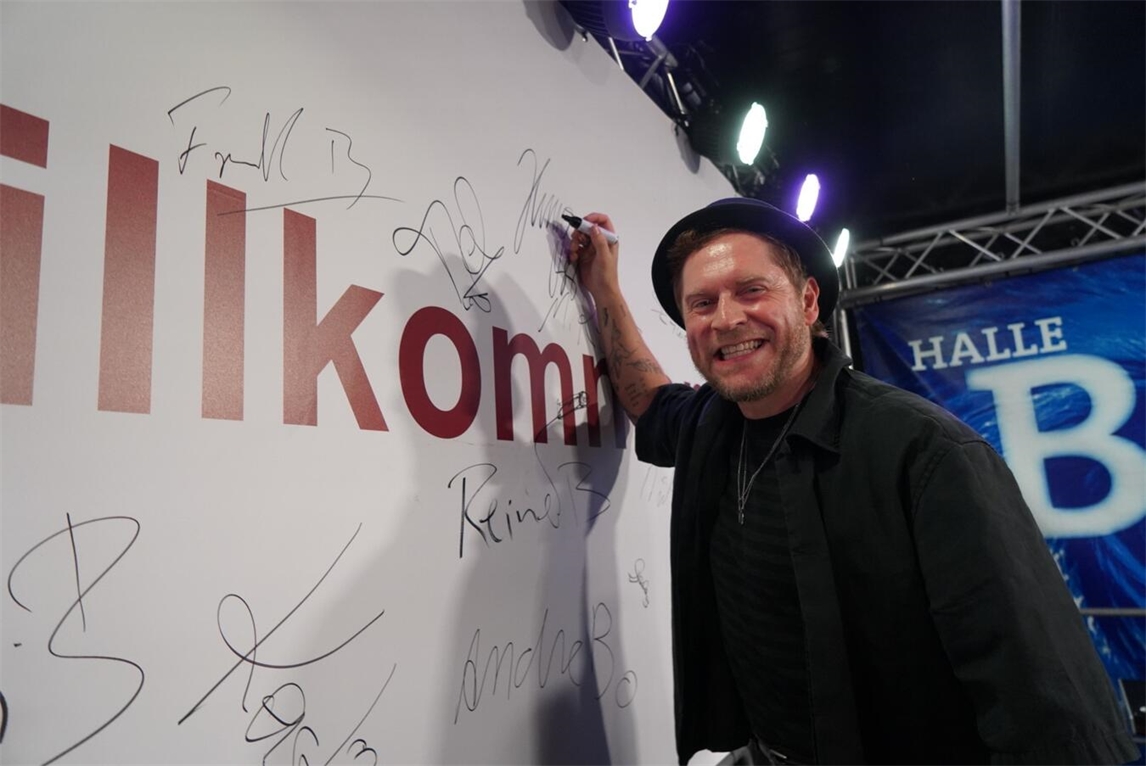 "Johannes Oerding überrascht Gäste beim Manten-AG Sommerfest-Jubiläum, live-Auftritt, NN-Foto von Gerhard Seybert"