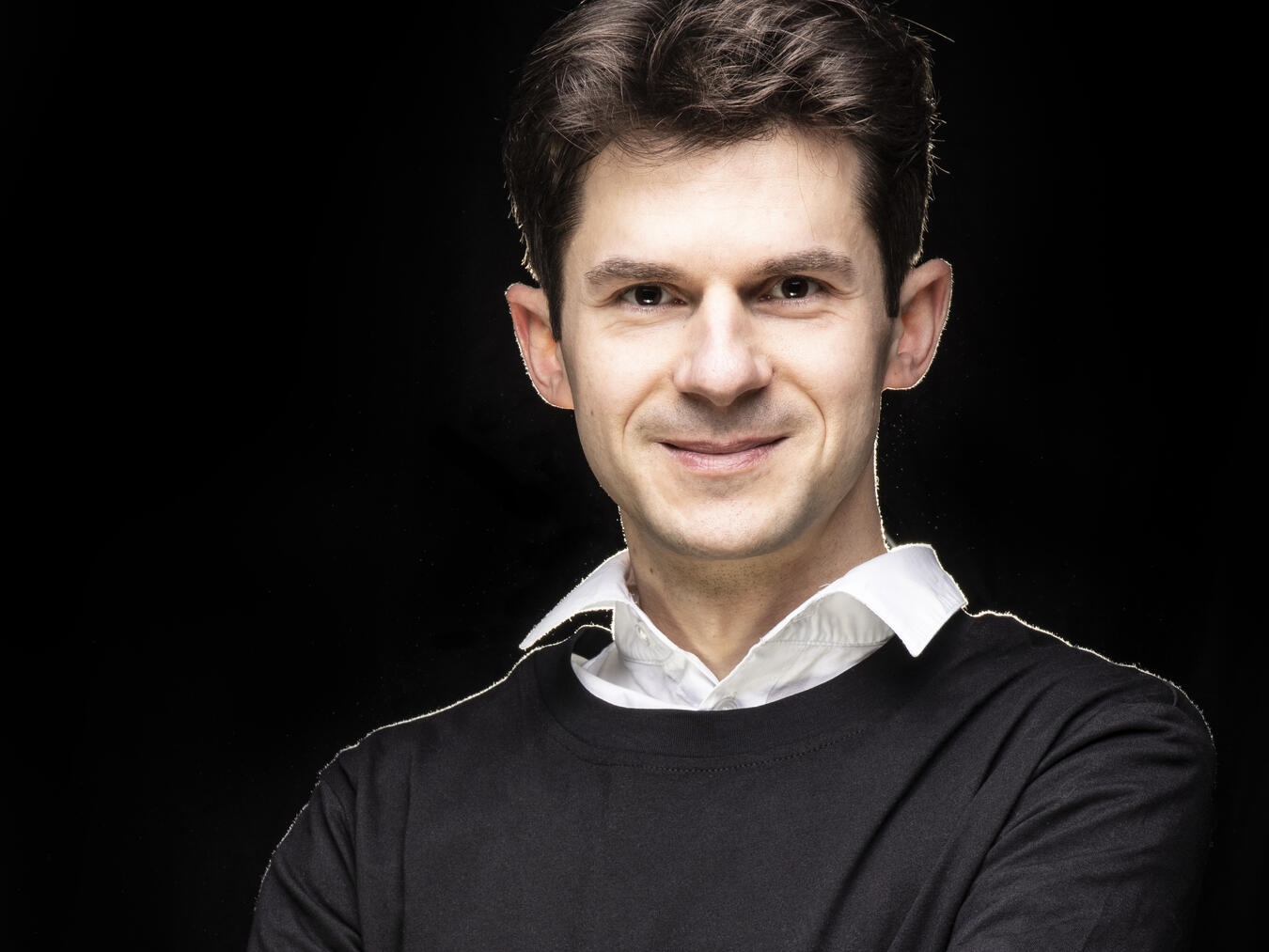 "Dr. Roman Salyutov als Vorleser und Musiker auf Veranstaltung, Foto von Ivan Toscanelli"