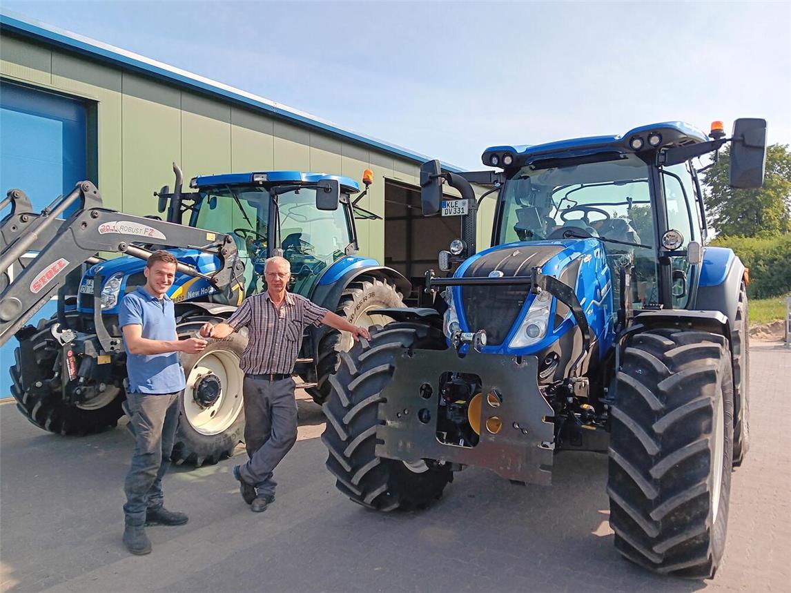 Alt gegen neu: Der Schirrhofleiter Vinzenz Koenen empfängt die Schlüssel für den neuen Traktor. Foto: Deichverband Kleve-Landesgrenze