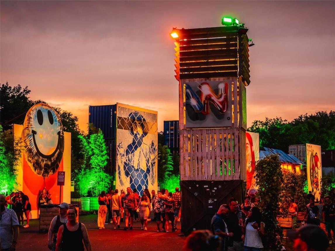 Altbekannte sowie neue Kunstwerke wie Graffitis, Murals und Installationen von namenhaften und weltbekannten Artists lassen das Gelände in bunten Farben strahlen und laden auch in diesem Jahr zu einem einzigartigen Open Air Erlebnis ein.Foto: Julian Huke)