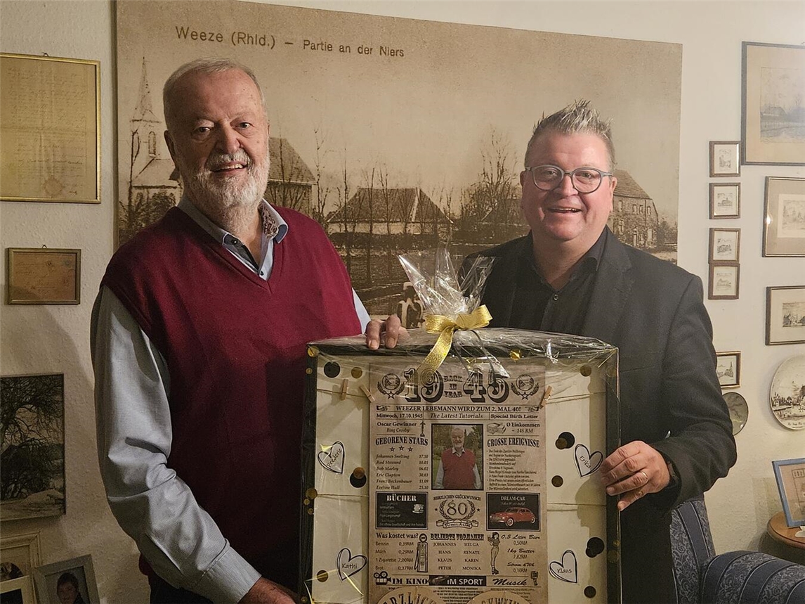 Altbürgermeister Johannes Snelting (l.) empfängt Glückwünsche vom amtierenden Bürgermeister Koenen. Foto: Gemeinde Weeze