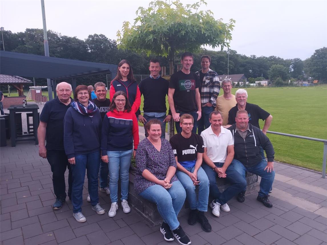 Alte, neue und verbliebene Vorstandsmitglieder auf einen Blick (stehend v. l.): Gerri Grüterich, Michaela Bruns, Frank Lörks, Bärbel Velder, Maddy Franken, Andreas Janßen, Heinz Goemans, Bernd van de Pasch, Michael Roelofs und Franz Urselmans; sitzend (v. l.): Ingrid Kersten, Stefan Bodden, Andre Giesen und Marc Bögemann. Es fehlen: Heinz-Gerd-Giesen, Greta Görtz, Nicole Heider, Joachim Joosten und Sissi Schenk. Foto: Kevin Seiffert