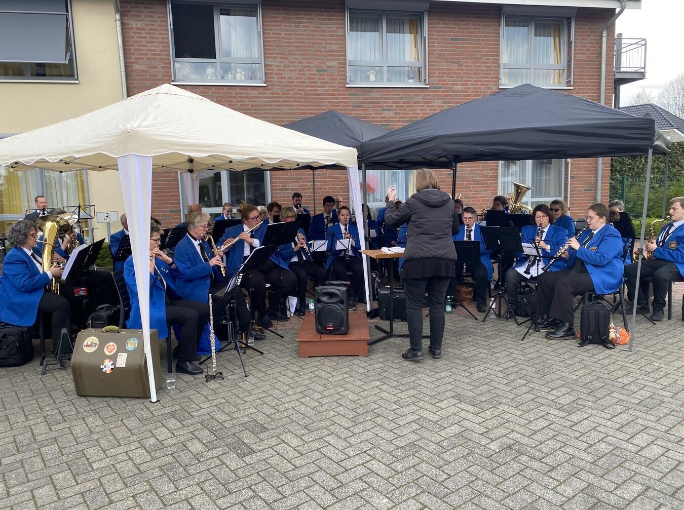 "Maikonzert des Musikvereins Kranenburg am 1. Mai an der Seniorenresidenz, frühlingshafte Atmosphäre"