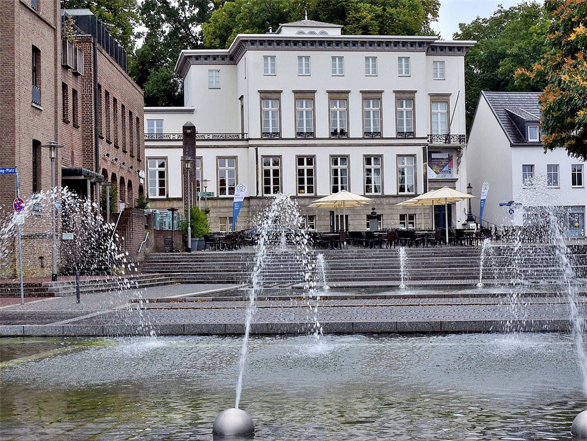 "Thomas Baumgärtel sprayt Banane in Kleve, Niederrheintour, 40 Jahre Bananensprayer, Kunstaktion, 21. Juni, Foto Rüdiger Dehnen"