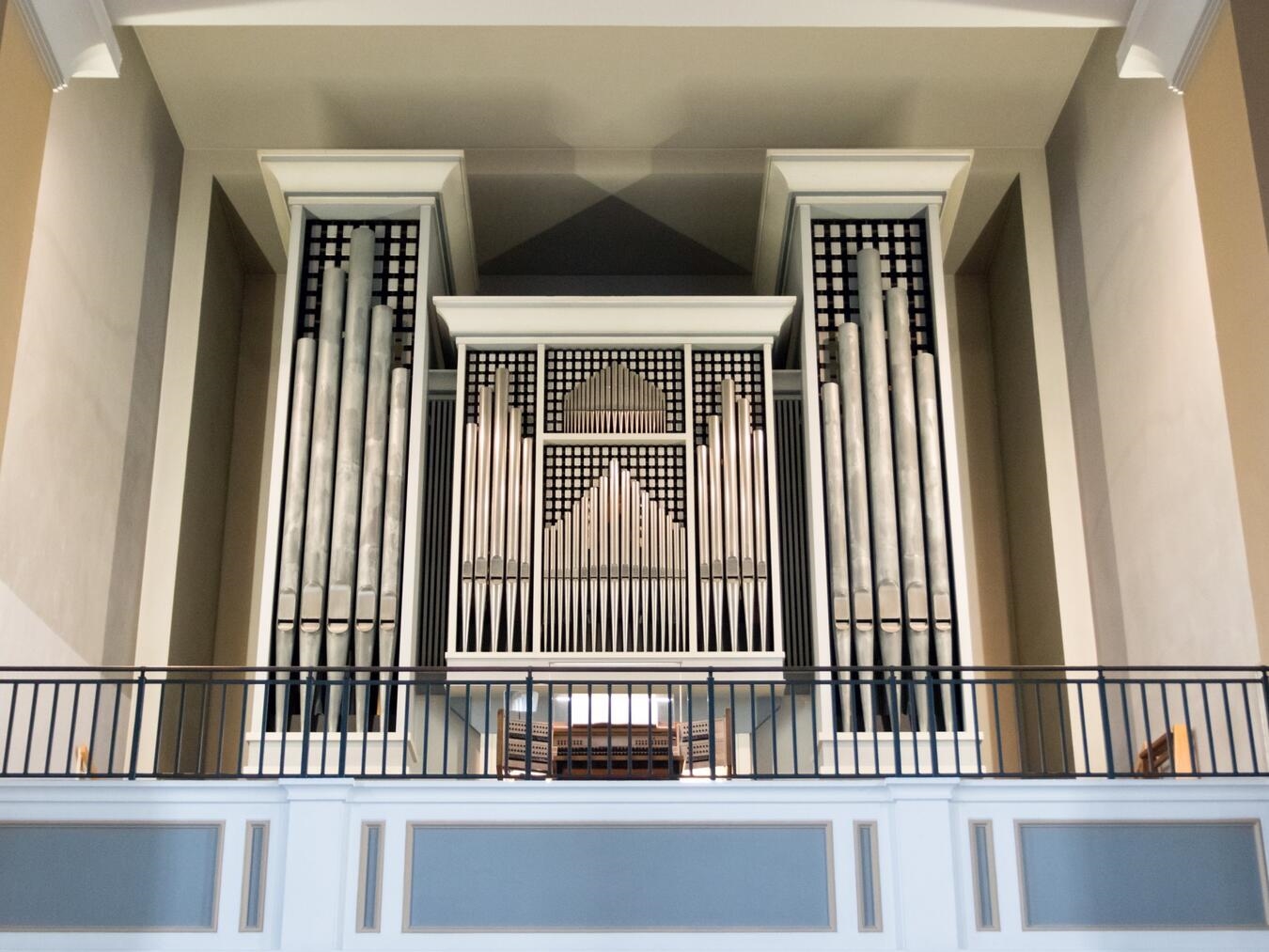 Am 21. März 1976 weihte Pfarrer Heinrich Horst die Orgel in der St.-Mariä-Himmelfahrt-Kirche in Rees im Rahmen einer festlichen Andacht ein. Foto: privat