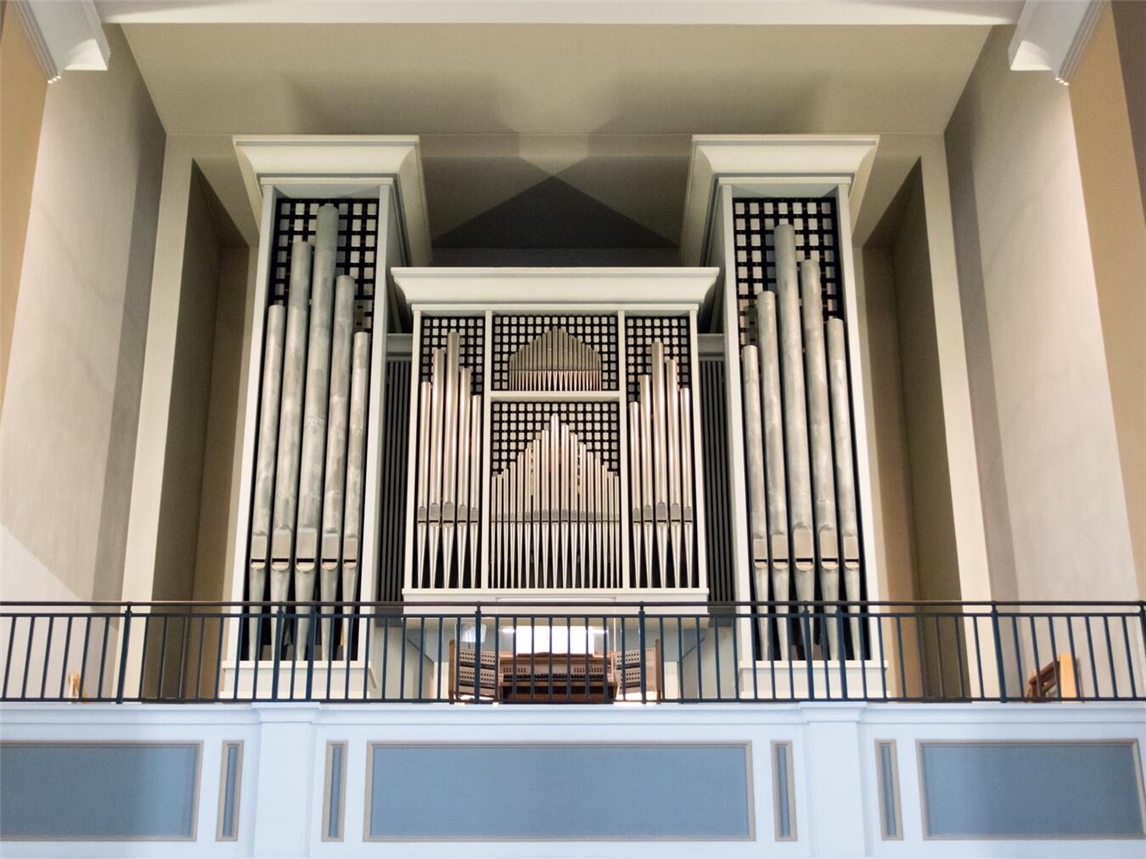 Am 21. März 1976 weihte Pfarrer Heinrich Horst die Orgel in der St.-Mariä-Himmelfahrt-Kirche in Rees im Rahmen einer festlichen Andacht ein. Foto: privat