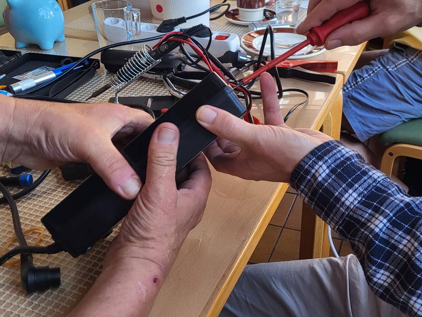 Reparatur von defekten Elektroteilen.