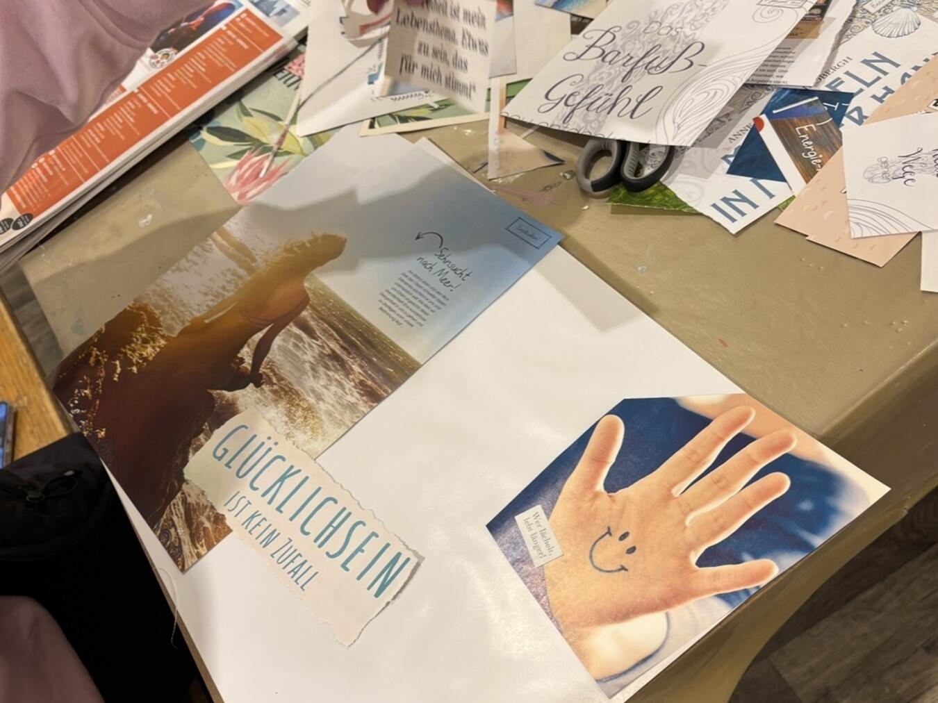 "Personen bei kreativer Auszeit am Tisch, um Mental Load abzubauen, am 3. November in der KreativBude"