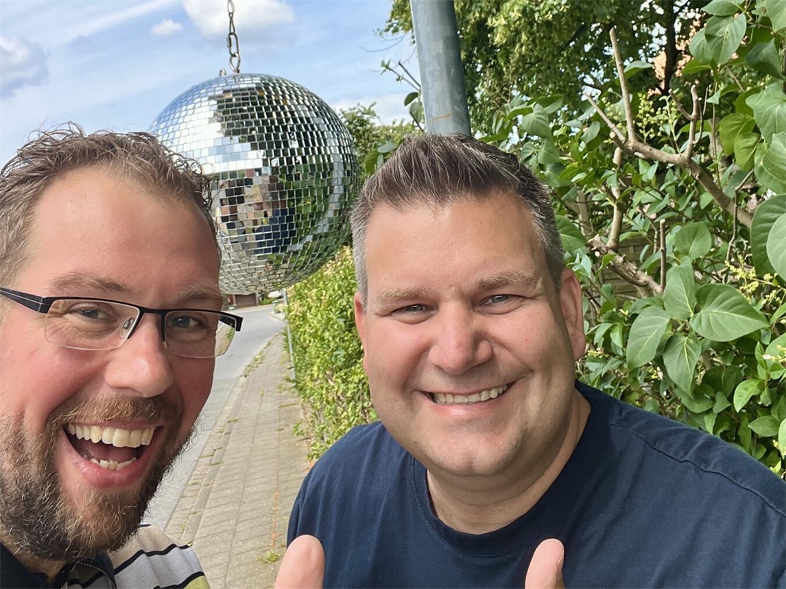 DJ-Auftritt von Alex und Sven beim Erntedankfest in Warbeyen am 3. Oktober.