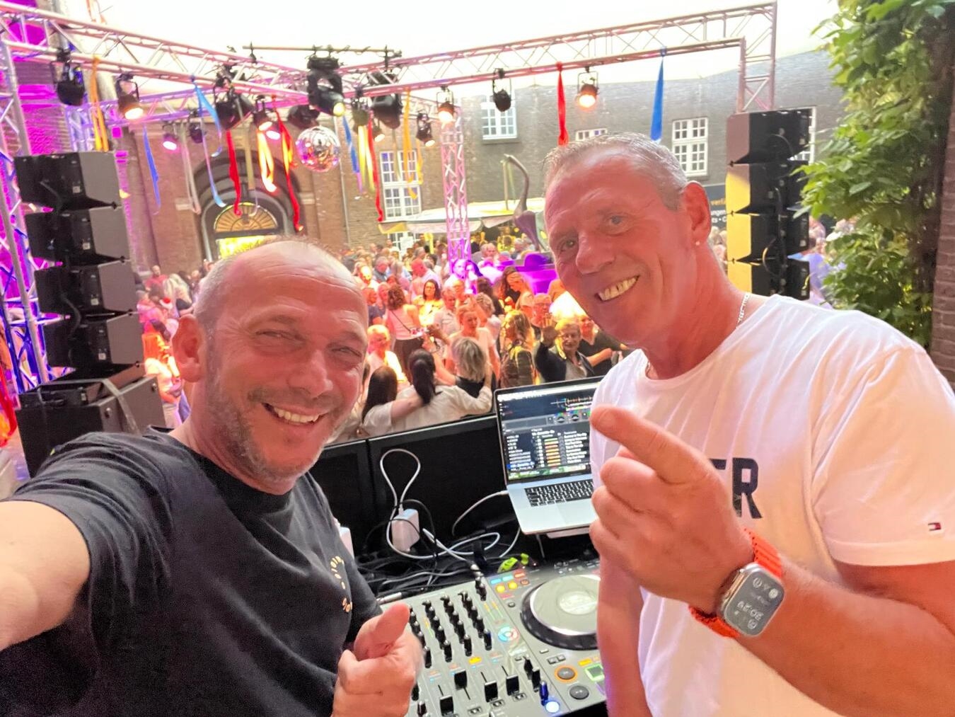 "Tanz in den Mai im Innenhof der historischen Schwanenburg, 30. April, Frühlingsfest"