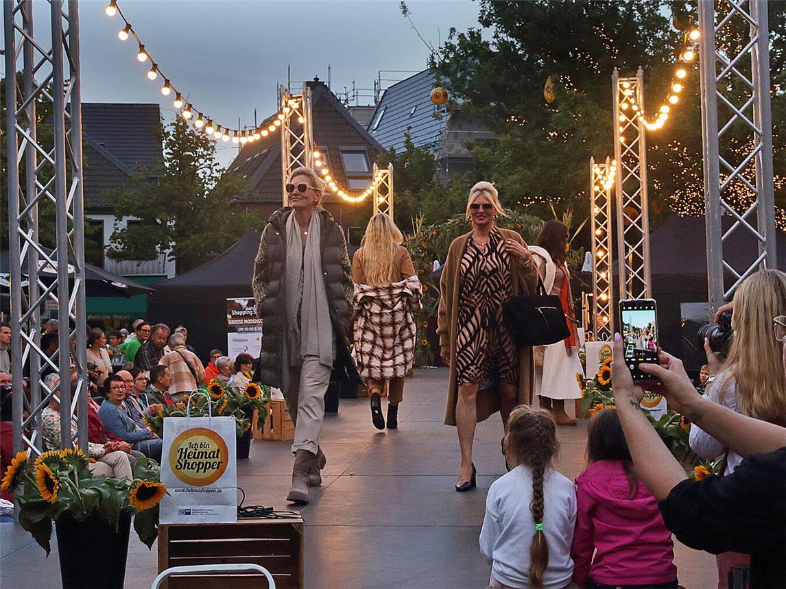 Am 30. August lädt AusStraelen zum Moonlight-Shopping ein. NN-Foto: Archiv TL