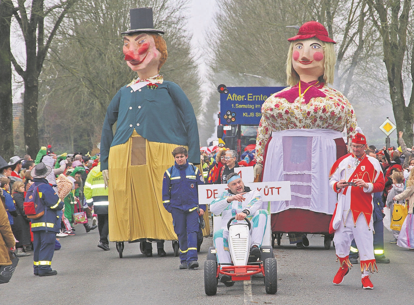 "Karnevalszug in Straelen, bunte Festwagen und kostümierte Teilnehmer, 31. Januar, NN-Foto"