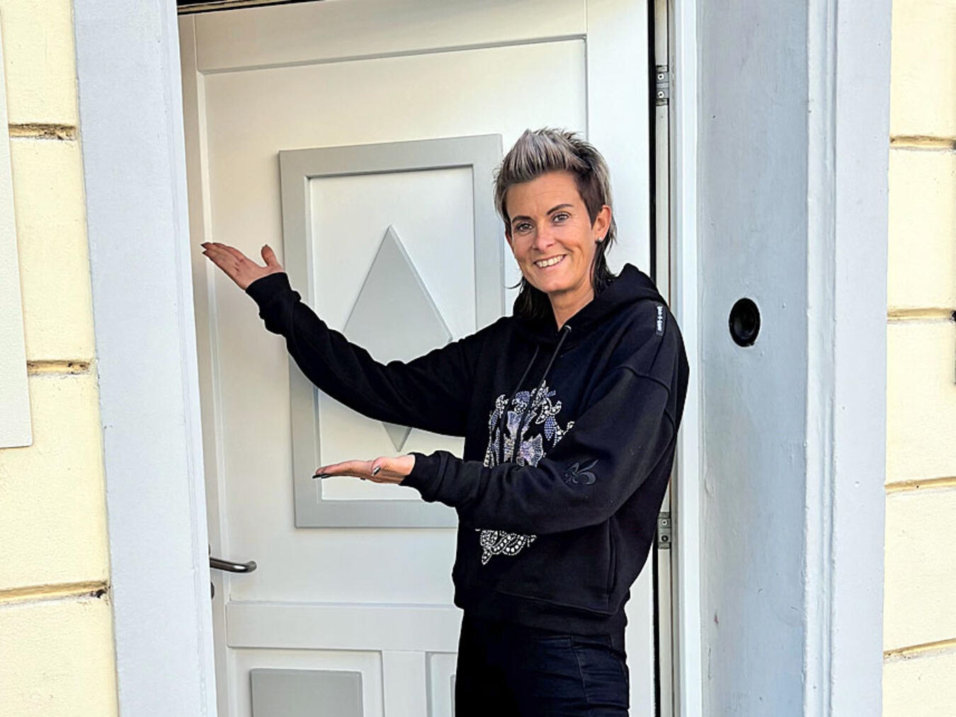 "Eröffnung Poorte Goch 5. Nov, Heidi Verriet begrüßt Gäste, modernes Ambiente, NN-Foto: CDS"