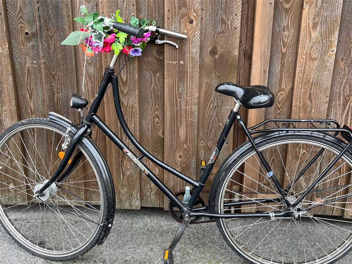 Wer kennt den Besitzer? Am 6. August wurde gegen 7 Uhr in Kleve „An der Spoy“ das auf dem Bild zu sehende Fahrrad sichergestellt. Foto: Polizei Kleve