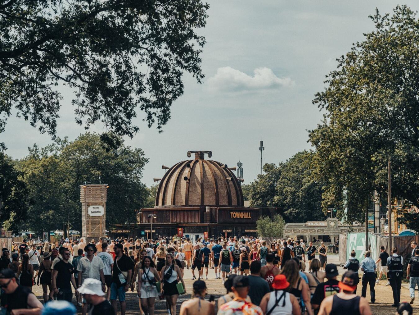Am 6. Oktober um 12 Uhr startet für die insgesamt erneut 225.000 Citizens of Parookaville der freie Vorverkauf der Tickets (Visa), die vor Ort an der Townhall gegen Einreisestempel umgetauscht werden können.Foto: Moments Fotography by Robin Böttcher