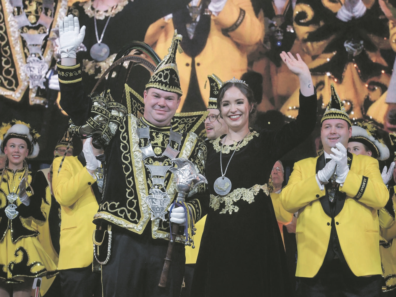 Am 9. Januar hat die märchenhafte Reise für Sebastian I. und Mareike III. begonnen. Seitdem ziehen sie und ihre AKV-Prinzengarde mit den Jecken „Hand in Hand durchs Narrenland“. NN-Foto/Archiv: Gerhard Seybert