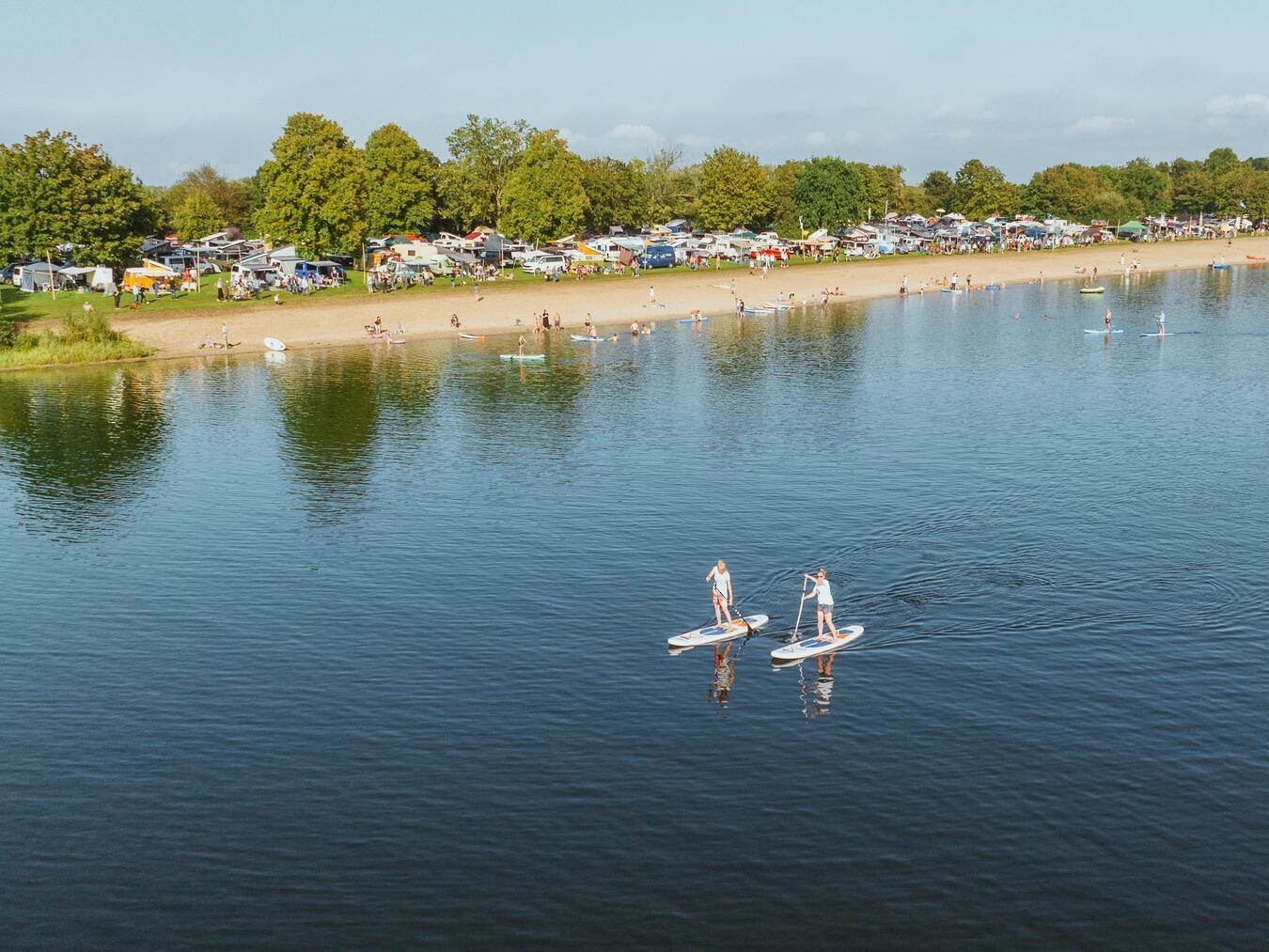 Am Auesee vereint 2027 ein neues Festival die Camping- und Reisemesse, Vanlife-Treff und Musikprogramm. Foto: Marcus Friedrich