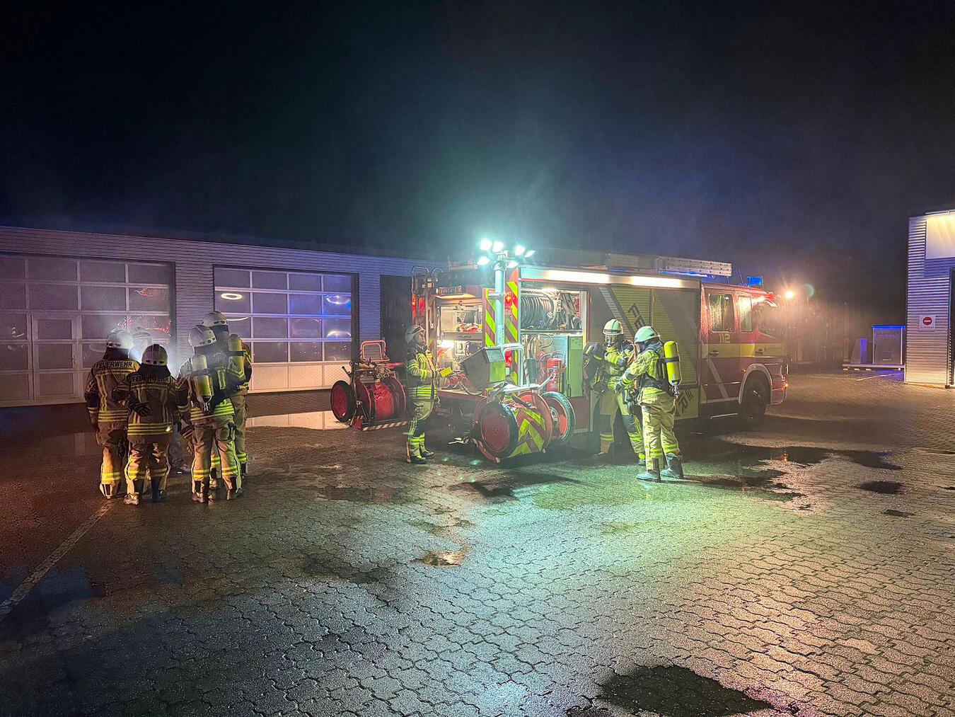 Alarm im Autohaus Am Autohaus Mölders in Rheurdt fand die Gemeinschaftsübung statt.Foto: Niessing, Feuerwehr Rheurdt