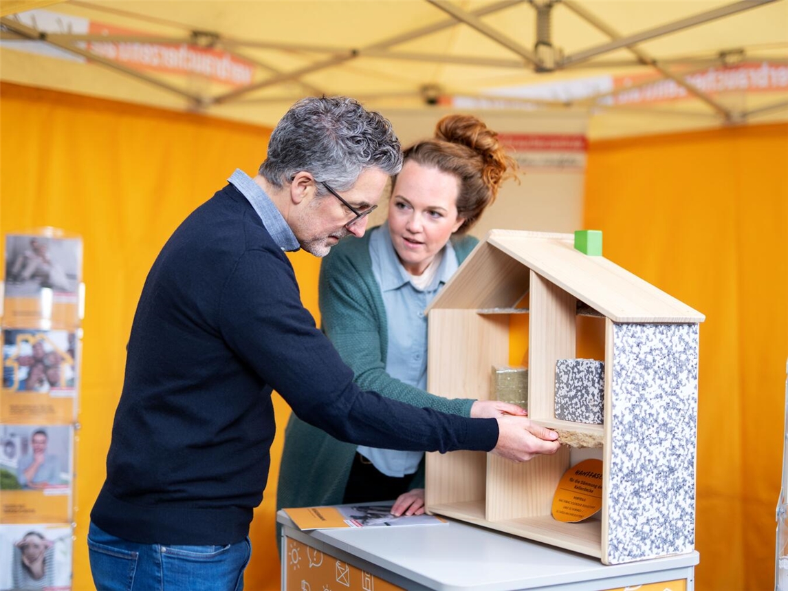 Am Beratungsstand gibt es weitere Infos.Foto: Verbraucherzentrale NRW/Frank van Groen