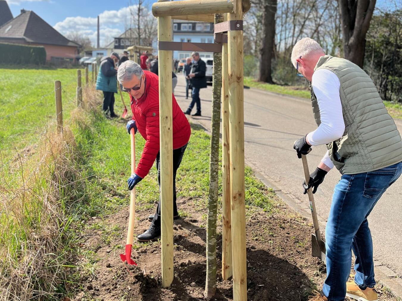Am Bremerweg haben die Majestäten aus Emmerich die neun Winterlinden gepflanzt. Foto: privat