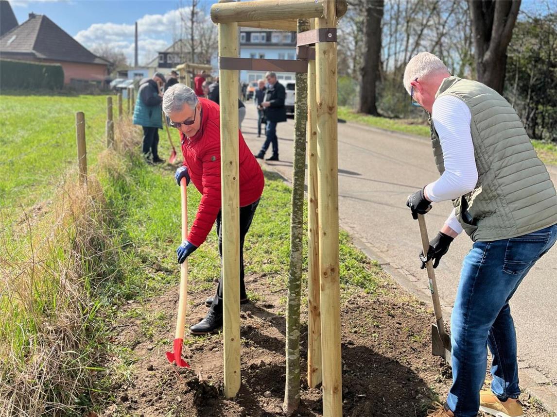 Am Bremerweg haben die Majestäten aus Emmerich die neun Winterlinden gepflanzt. Foto: privat