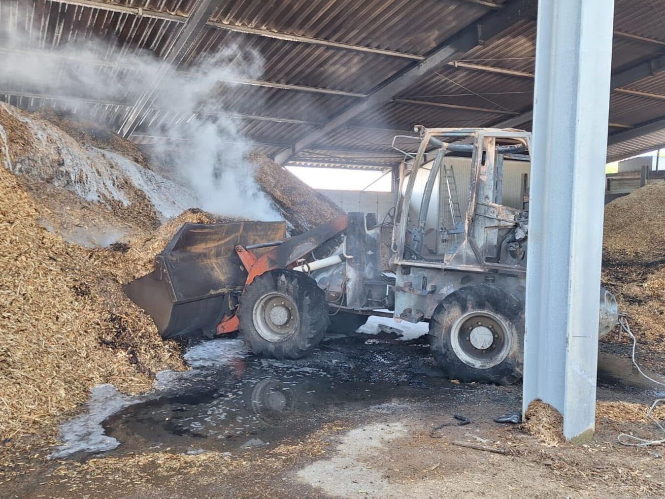 "Feuerwehr löscht LKW-Brand bei Betrieb in Hamb, Einsatzkräfte vor Ort"