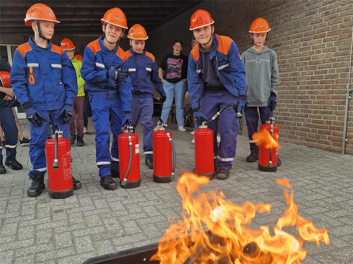 Am Ende des Abends erhielten alle Teilnehmer ein Zertifikat, das ihre neu erworbenen Kenntnisse bescheinigt. Foto: Feuerwehr Bedburg-Hau