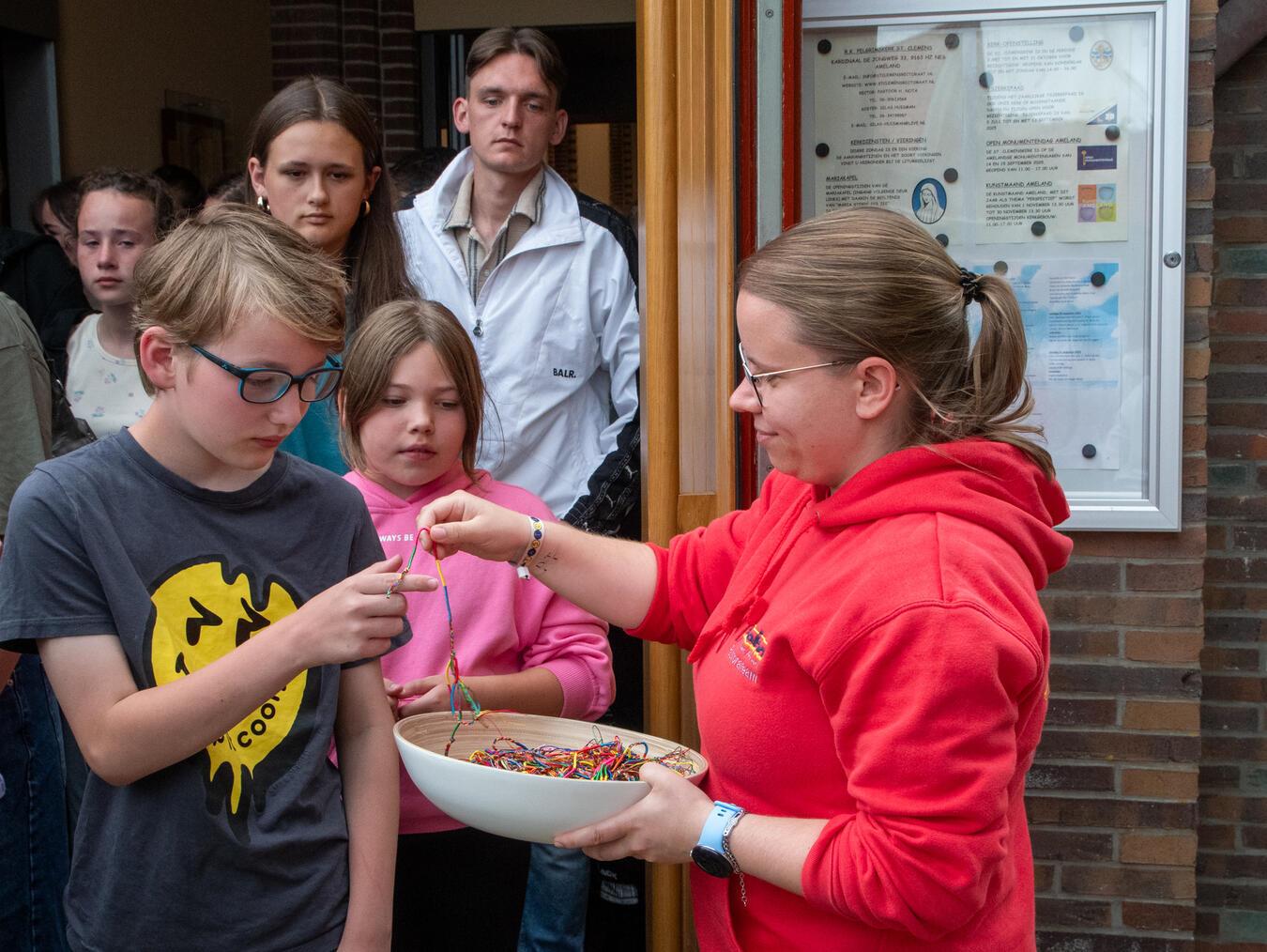Am Ende des Gottesdienstes erhielten alle Teilnehmenden als Erinnerung ein Freundschaftsarmband. Fotos: Bischöfliche Pressestelle/Ann-Christin Ladermann