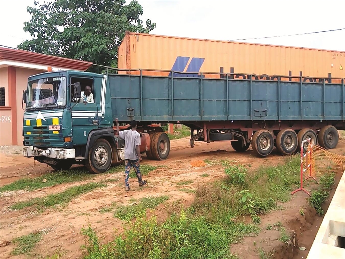 Am Ende erreicht der in Kleve gepackte 40-Fuß-Container nach Monaten der Planung, Vorbereitung und Transport von Europa nach Westafrika per Seeweg sein finales Ziel.