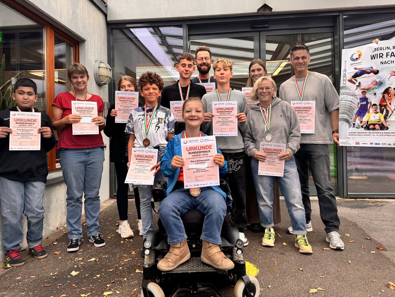 "Jubelnde Sportler nach Platz 8 im Bundesfinale, Teamerfolg, Sportwettbewerb"