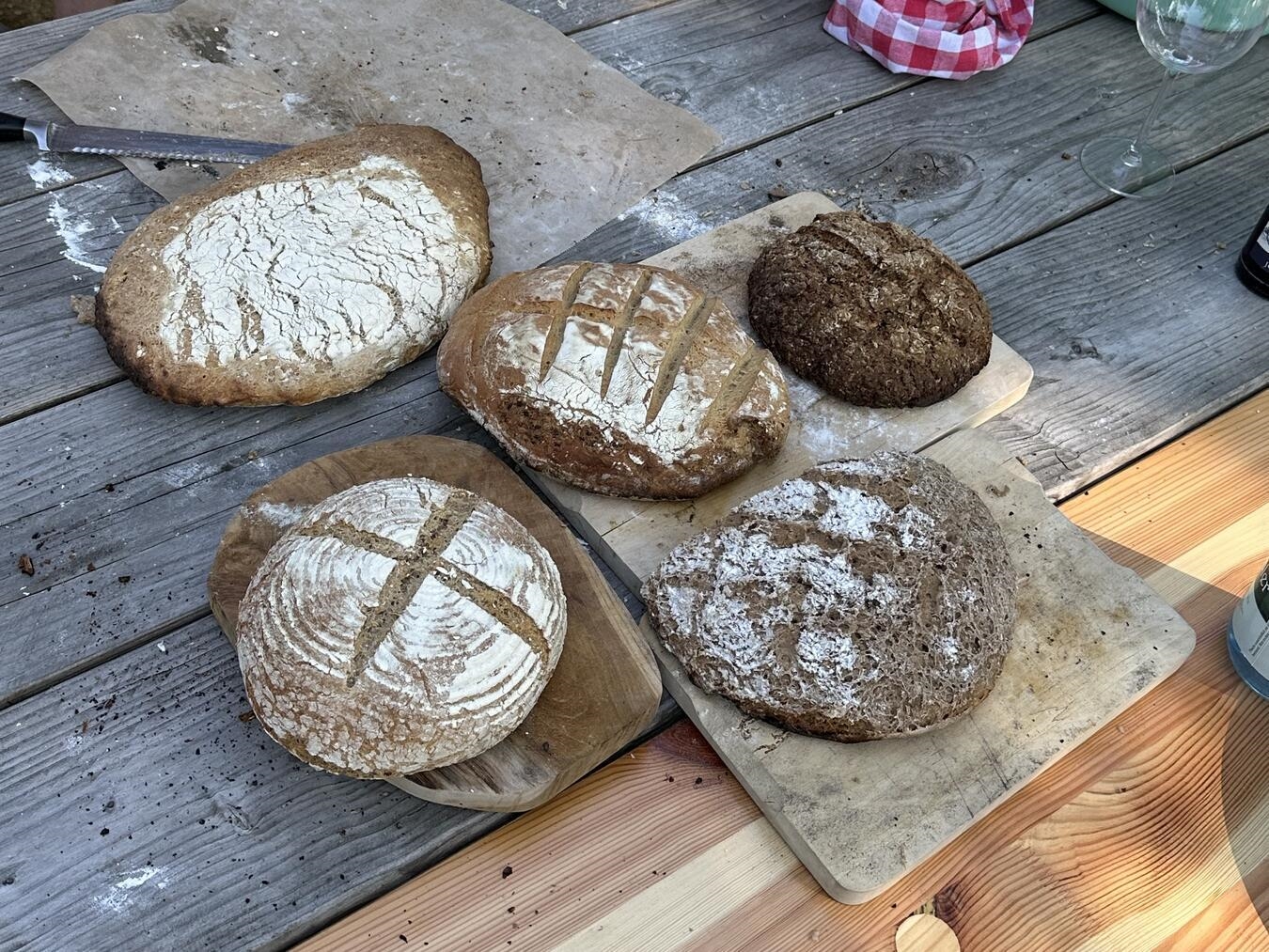 "Brotbacken am Schlösschen Borghees in Emmerich, traditionelles Handwerk, Backofen, historisches Ambiente"