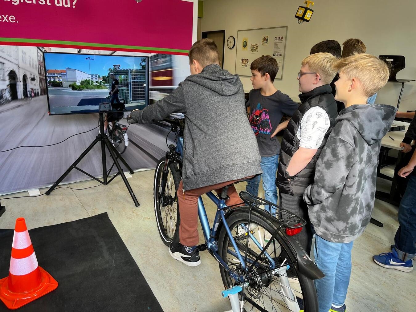 Am Fahrradsimulator und am Sensorspiel testeten die Kinder ihre Reaktionsfähigkeit.