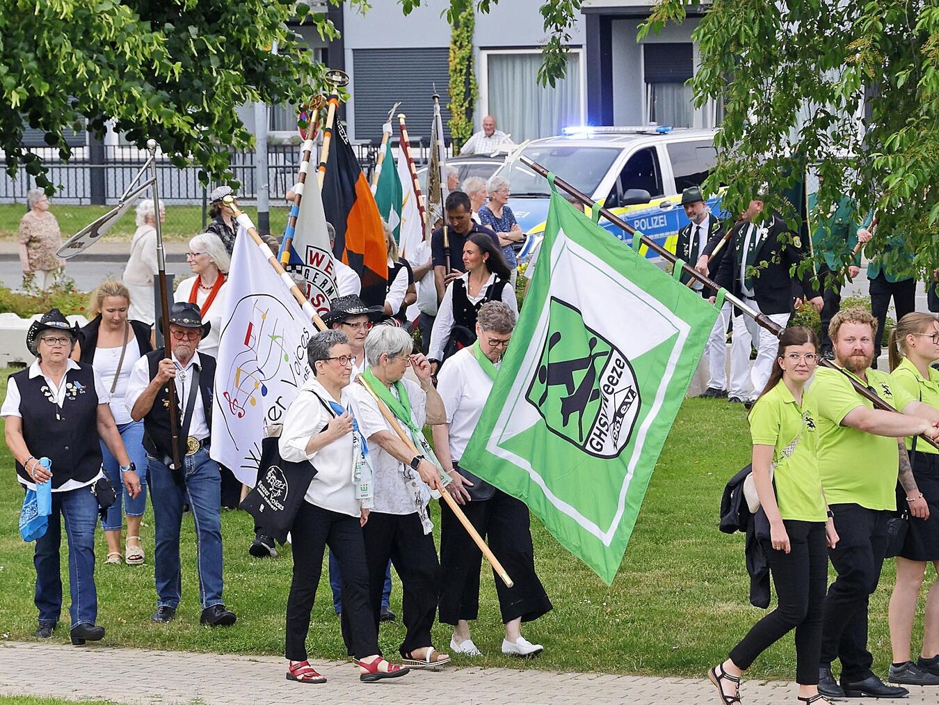 Festakt Eröffnung Weeze, viele Teilnehmer, NN-Foto von Theo Leie