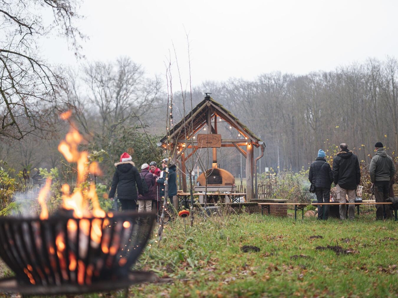 Am Feuerkorb kann man sich aufwärmen, der Outdoor-Ofen wird angeheizt. Foto: TIK Emmerich